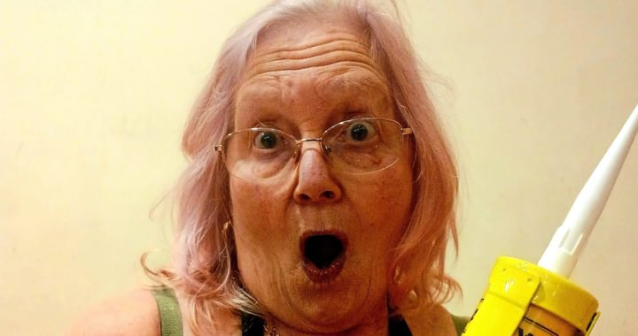 Image of a Nanna in rubber gloves